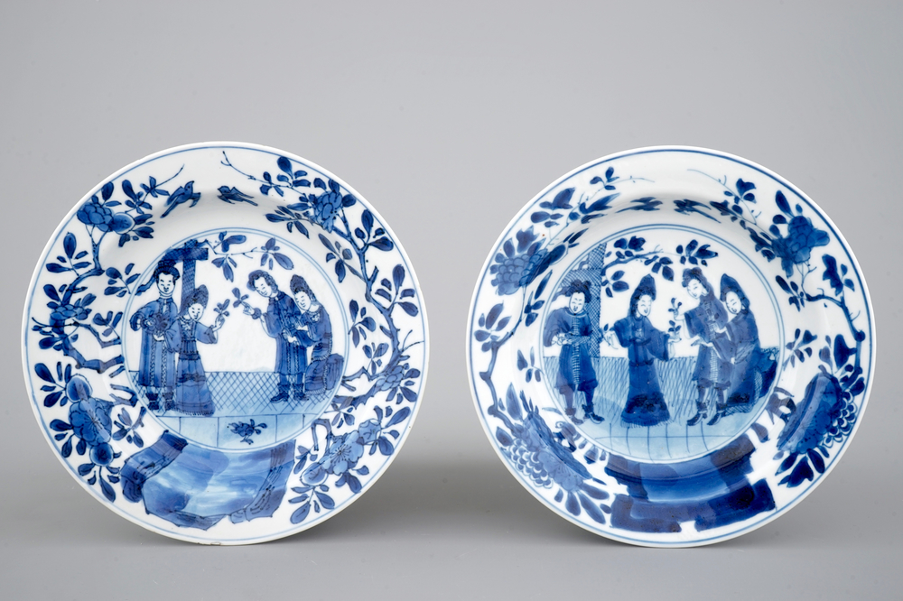 Une paire d'assiettes en porcelaine de Chine bleu et blanc au d&eacute;cor all&eacute;gorique de l'odeur, Kangxi, ca. 1700