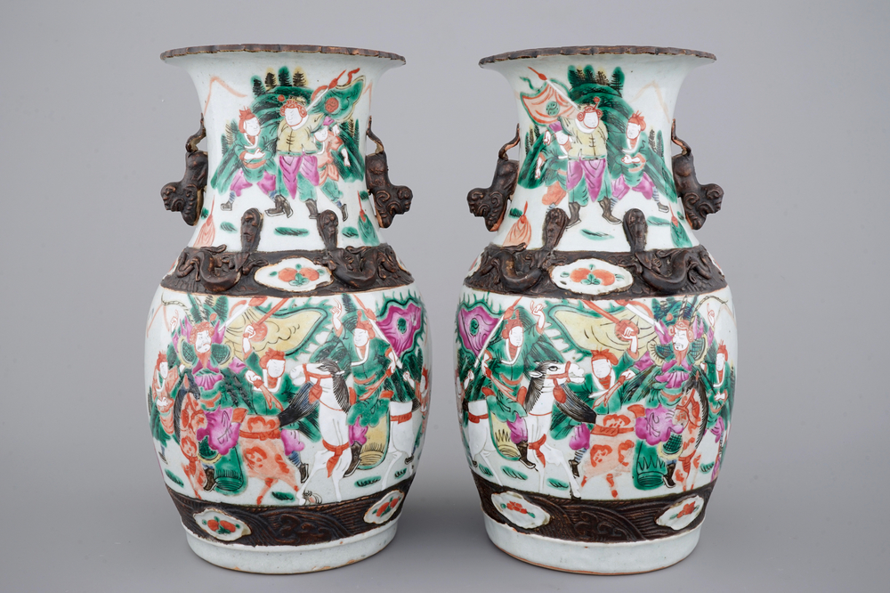 Une paire de vases en porcelaine de Chine, famille verte sur craquel&eacute;, Nanking, 19&egrave;me
