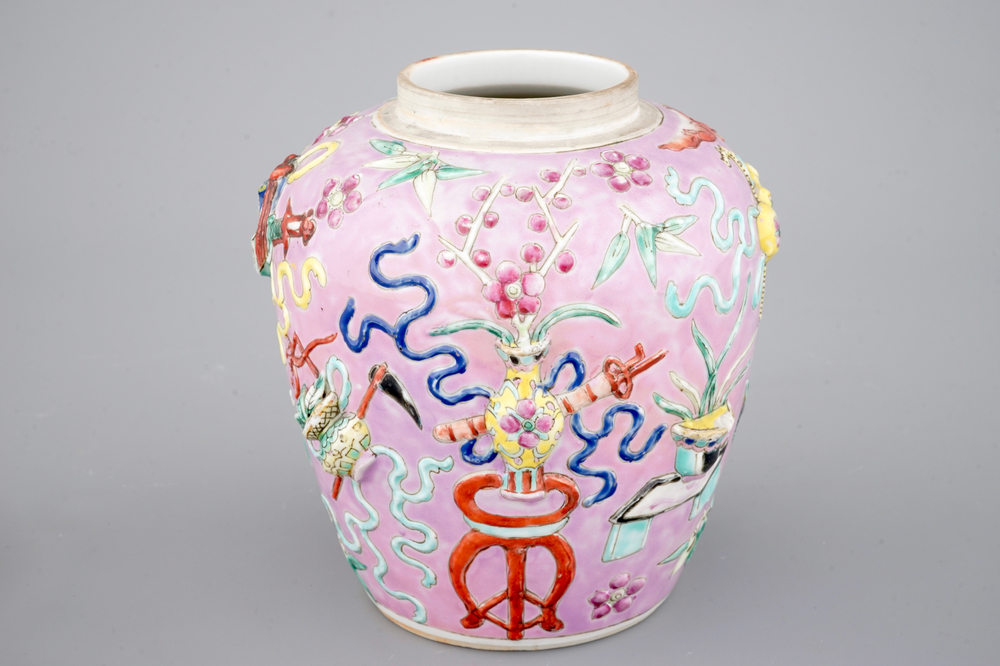 Een Chinese gemberpot met reli&euml;fdecor op roze fondkleur, 19e eeuw