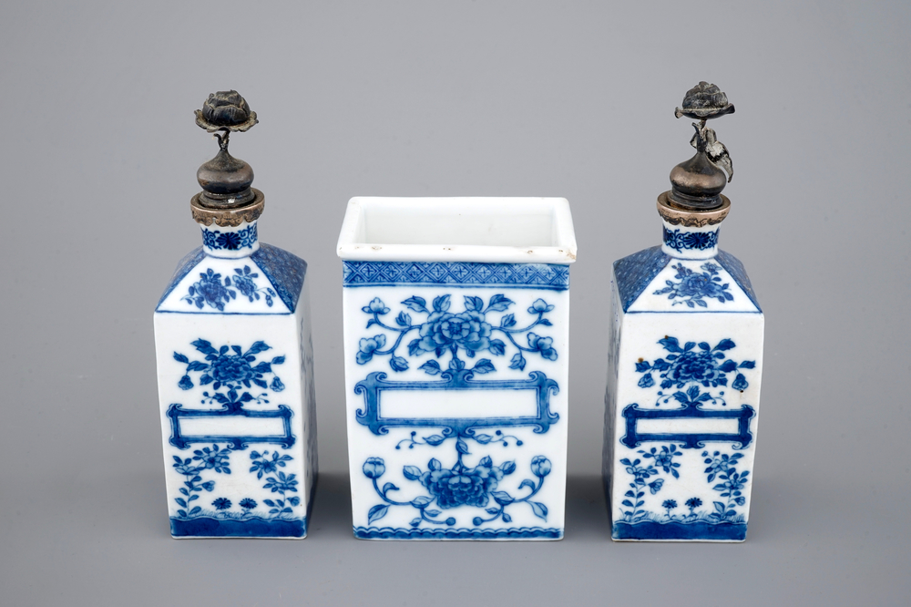 Een driedelig Chinees porseleinen apothekersset met zilveren montuur, Qianlong, 18e eeuw