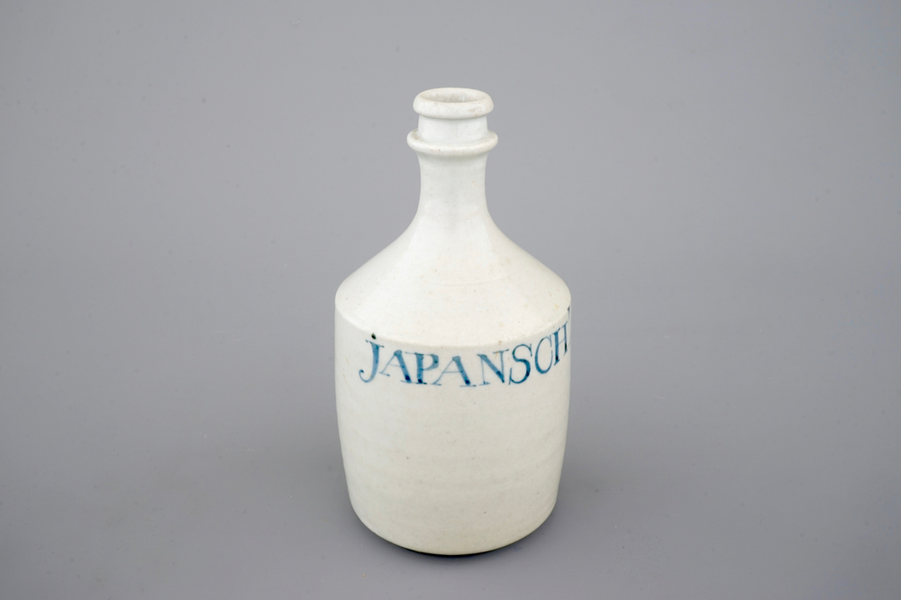 A Japanese porcelain sake bottle inscribed Japansch Zaky, 17/18th C.