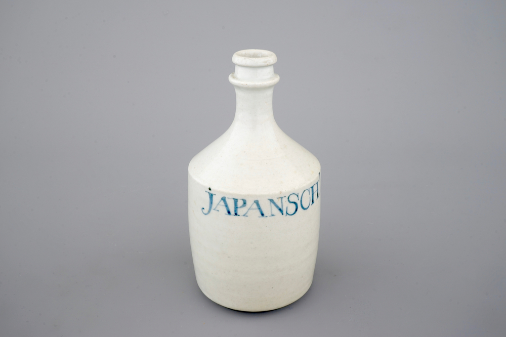 Een Japanse blauw-witte porseleinen fles voor sake, 17/18e eeuw