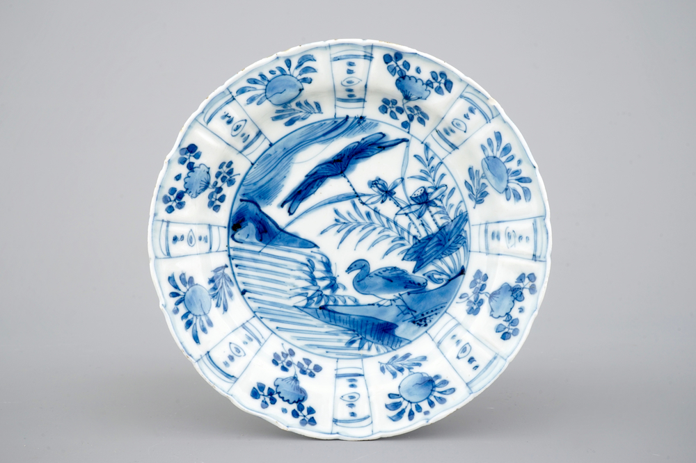 Een blauw-wit Chinees kraak porseleinen bord, Wan-Li, Ming dynastie