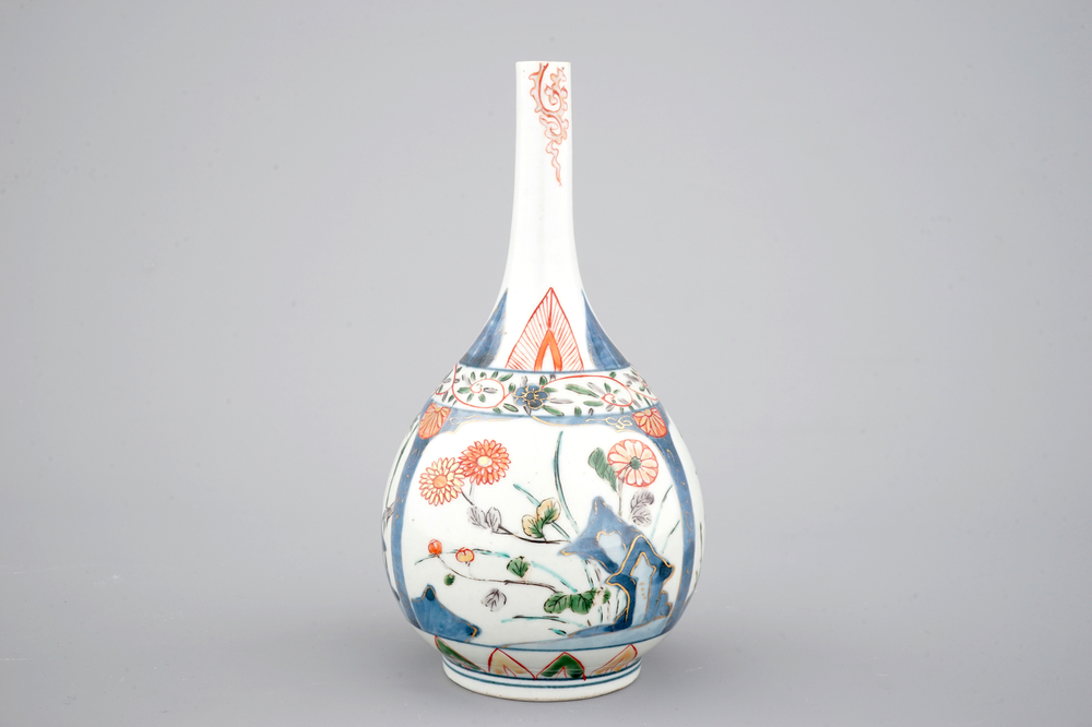 Een Japanse flesvormige Kakiemon-stijl vaas, 17/18e eeuw