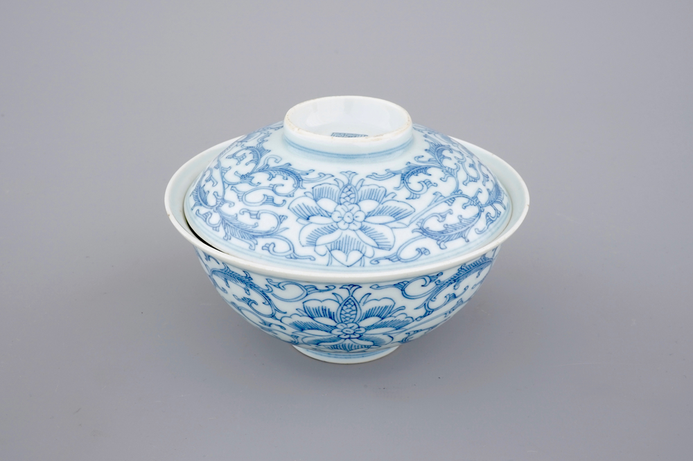 Un bol et son couvercle en porcelaine de Chine bleu et blanc, 19&egrave;me