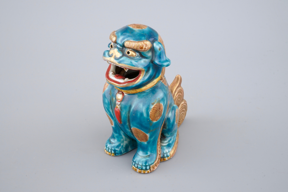 Un br&ucirc;le parfum en porcelaine de Chine en forme de chien de foo, 18/19&egrave;me