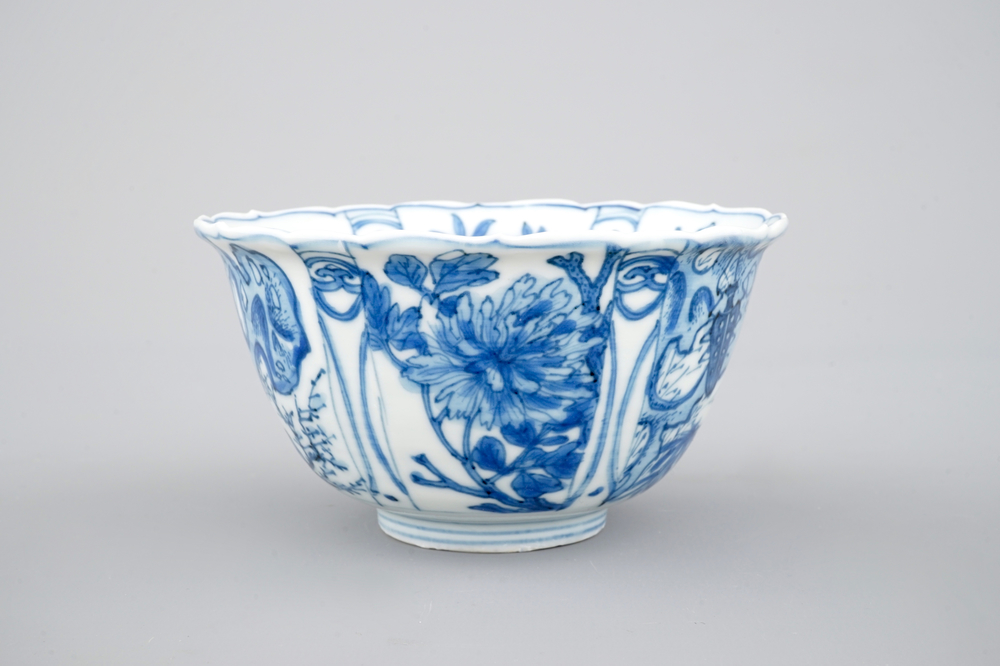 Een blauw-witte Chinese kraakporseleinen kraaienkom, Wan-Li, Ming dynastie