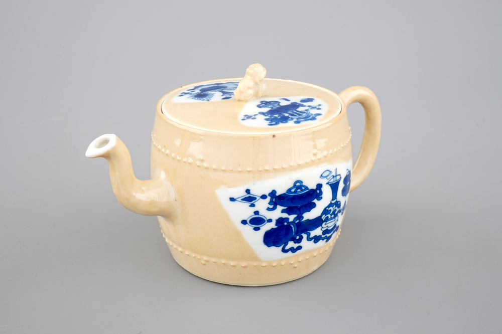 Een blauw-witte Chinees porseleinen &quot;koffie met melk&quot;-fondkleur theepot, Kangxi, ca. 1700