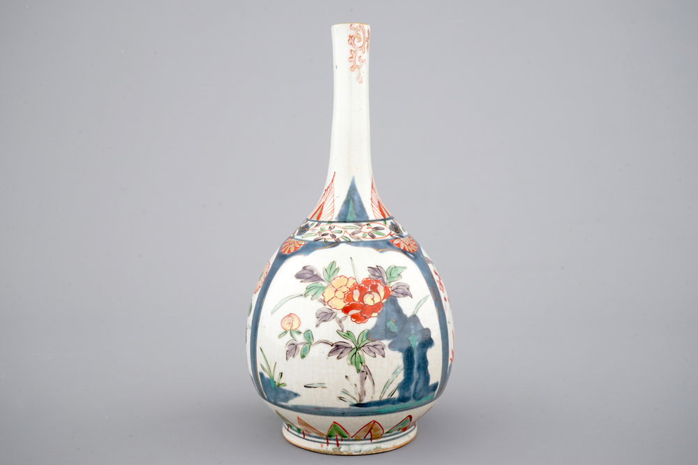 A Japanese Kakiemon-style bottle vase, 17/18th C.
