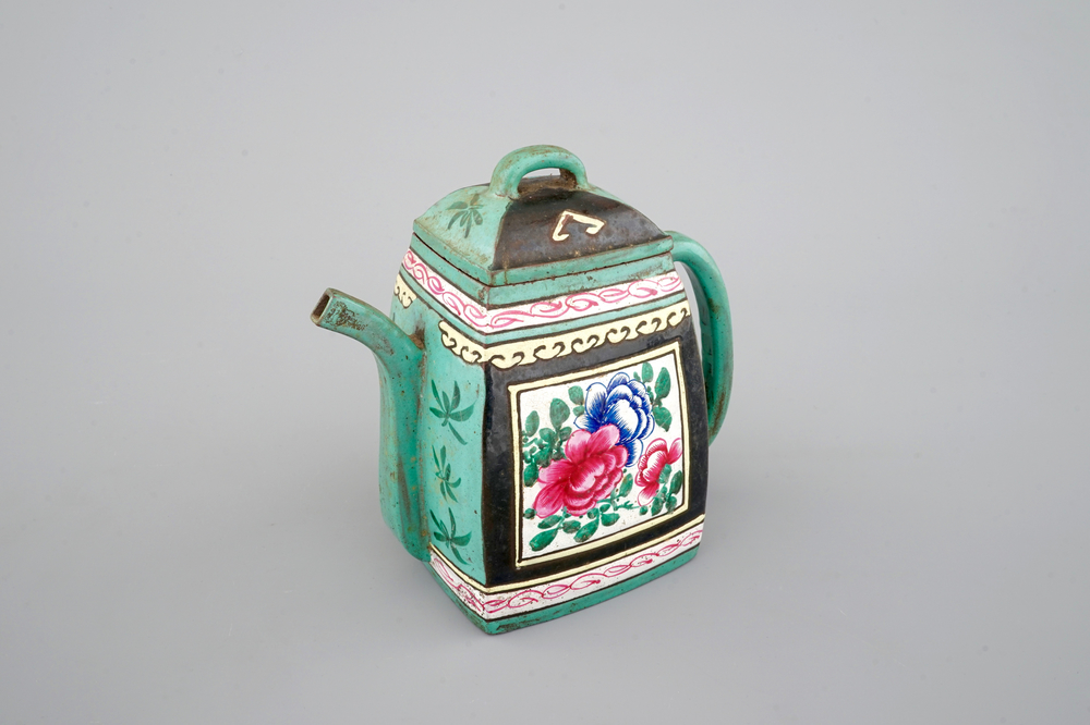 A Chinese enamelled Yixing teapot with floral decoration, 18/19th C.