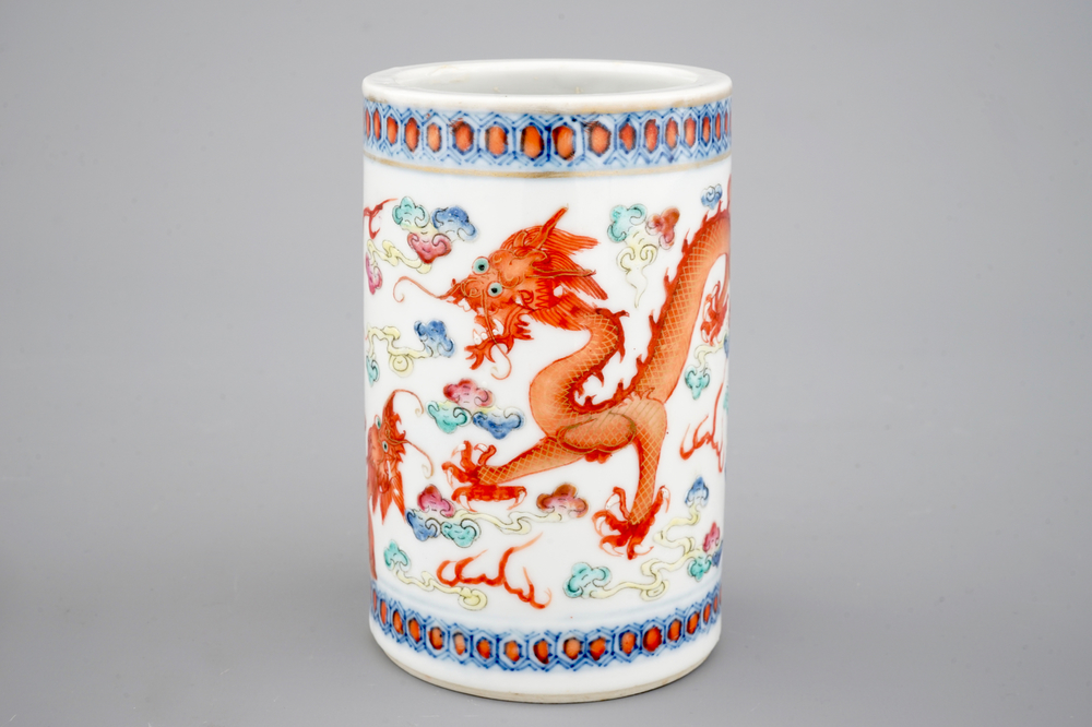 Un pot &agrave; pinceaux en porcelaine de Chine, d&eacute;cor d'un dragon, 19/20&egrave;me