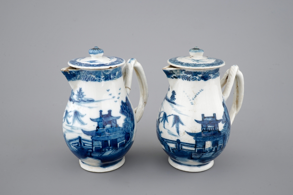Een paar dekselkannetjes in blauw-witte Chinees exportporselein, 18e eeuw