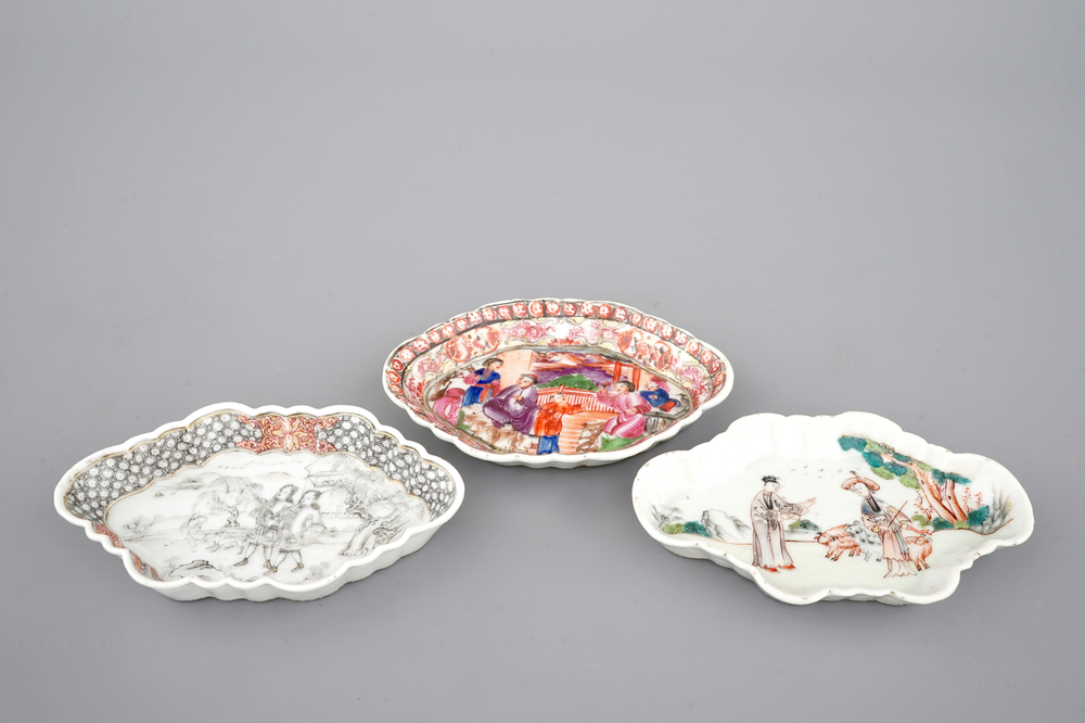 Een lot van 3 fijne Chinees porseleinen lepelhouders, Yongzheng of Qianlong, 18e eeuw