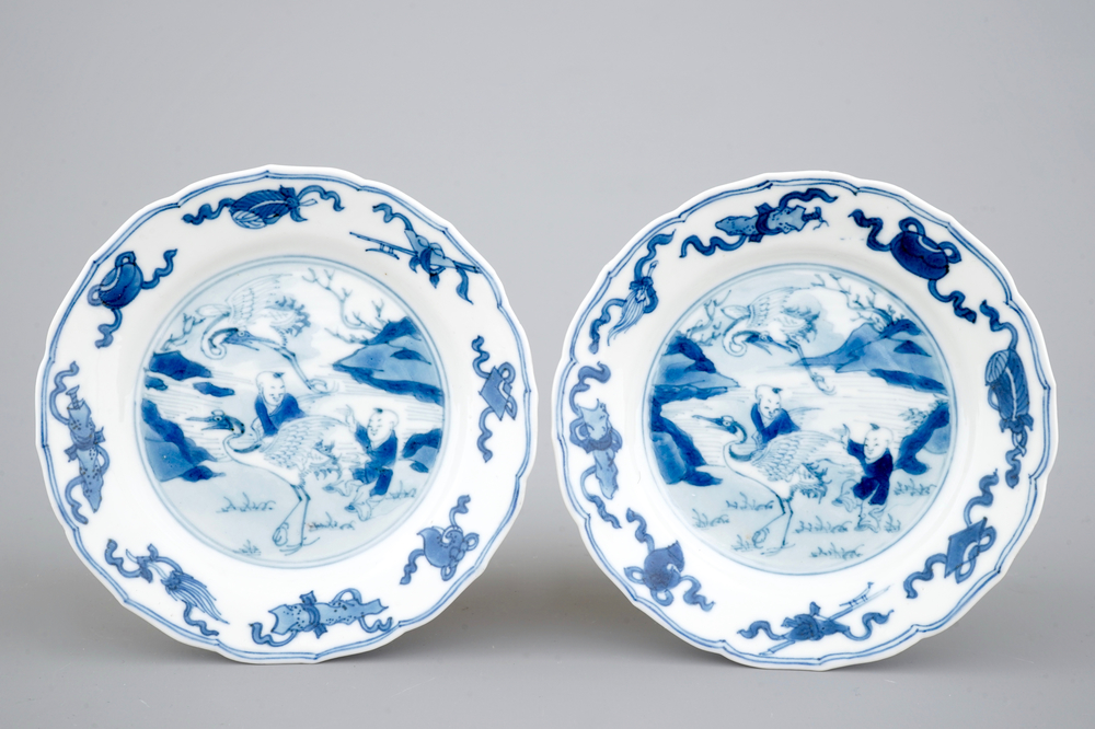Une paire d'assiettes en porcelaine de Chine au d&eacute;cors de gar&ccedil;ons sur grues, Kangxi, ca. 1700