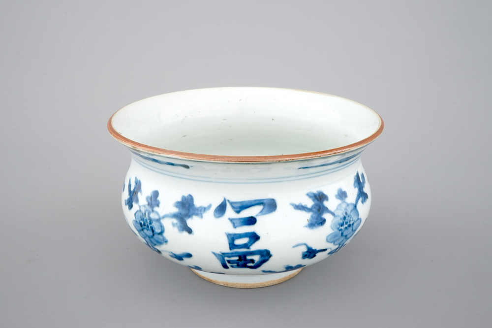 Een blauw-witte Chinees porseleinen wierookbrander, late Ming Dynastie