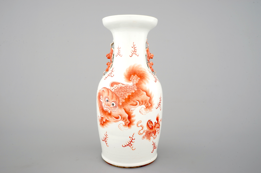 Een Chinees porseleinen vaas met foo dogs, 19e eeuw