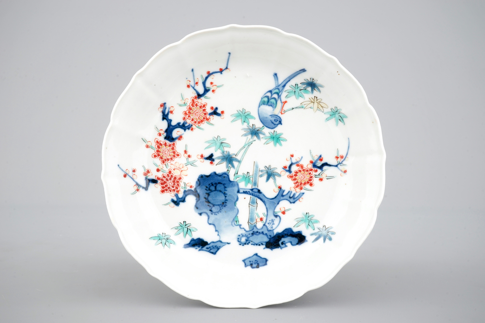 Een Japans Kakiemon porseleinen gelobd bord, 18e eeuw