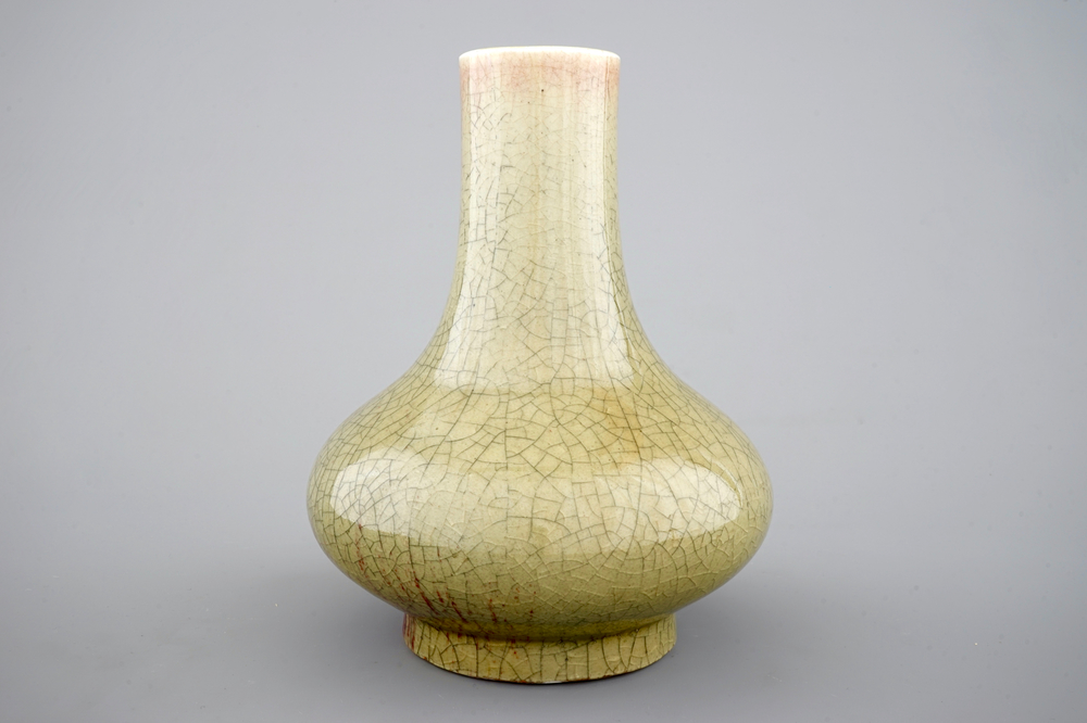 A Chinese porcelain bottle-shaped peachbloom crackle vase, 19th C.