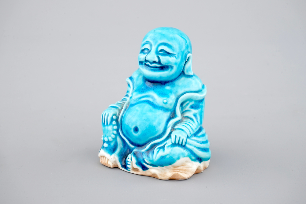 Een Chinees porseleinen monochroom turquoise figuur van een Boeddha, Kangxi