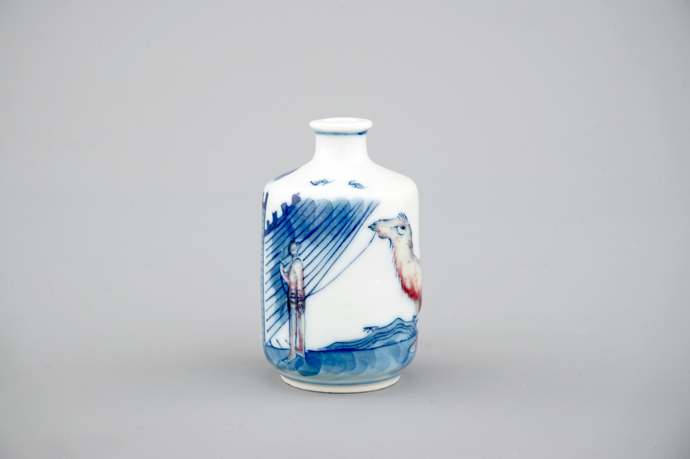 A Chinese blue and underglaze red porcelain snuff bottle with a camel, 18/19th C.