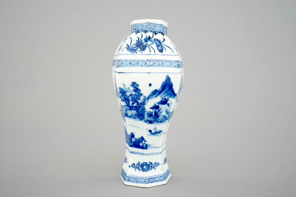 Een Chinees porseleinen blauw-witte muurvaas, Qianlong, 18e eeuw