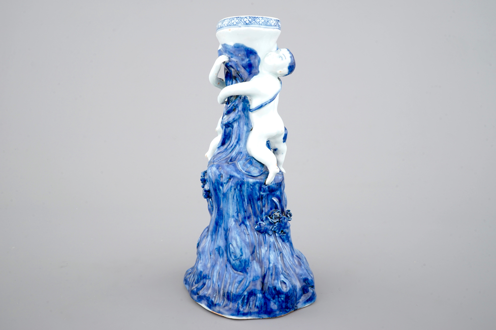 Un base d'un tazza en deux parties en porcelaine de Chine bleu et blanc, Qianlong