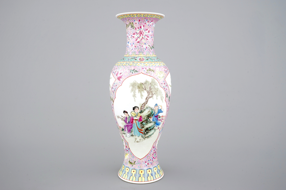Een Chinees porseleinen famille rose vaas, 20e eeuw