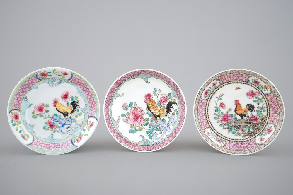 Trois soucoupes au coqs en porcelaine de Chine famille rose, &eacute;poque Yongzheng, 1722-1735
