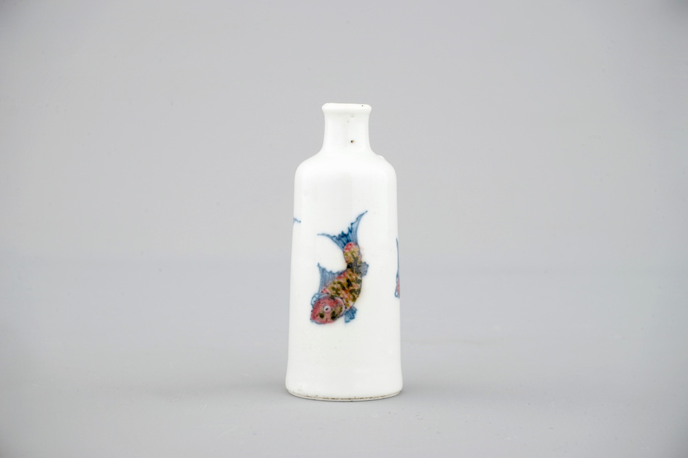 A Chinese blue and underglaze red porcelain snuff bottle with fish, 18/19th C.