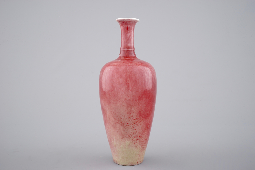 Een Chinees porseleinen monochroom rood vaasje, 19/20e eeuw