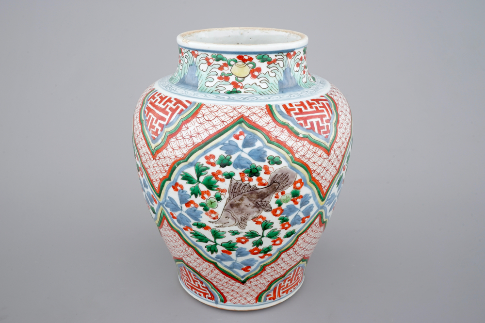 Un vase en porcelaine de Chine wucai, d&eacute;cor de carpes, &eacute;poque Transition, Chongzhen or Shunzhi, 1628-1661