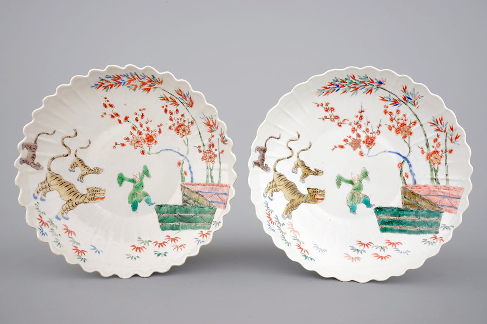 Een paar Chinees porseleinen gelobde borden in Kakiemon-stijl, Kangxi, 1ste kwart 18e eeuw