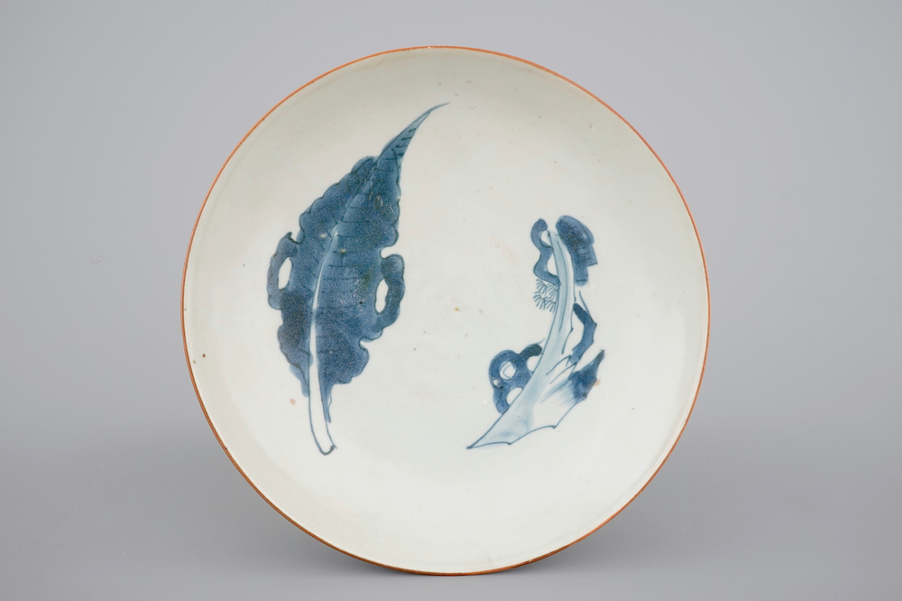 A blue and white Chinese shipwreck porcelain plate with a leaf, late Ming Dynasty