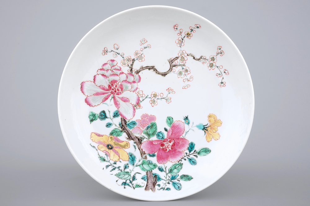 Une assiette en porcelaine famille rose au d&eacute;cor floral raffin&eacute;, &eacute;poque Yongzheng, 1722-1735