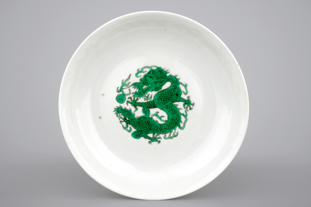 A Chinese famille verte porcelain saucer plate with a dragon, 19/20th C.