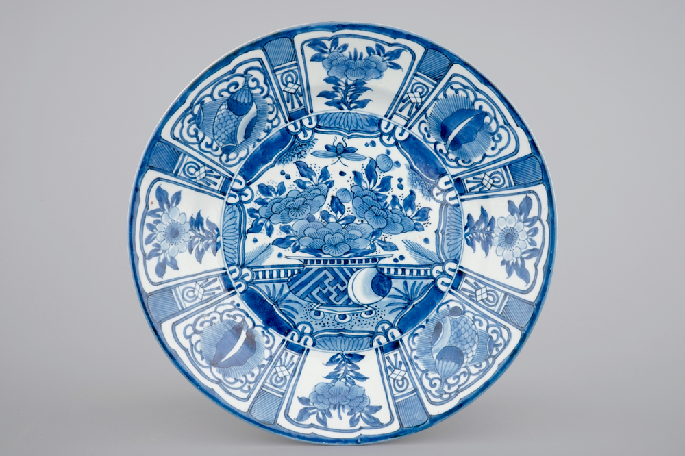 A Japanese blue and white Arita porcelain dish in Kraak style, 17th C.