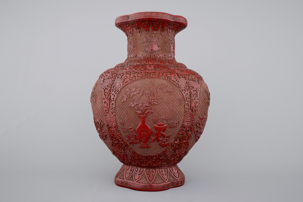 Een grote vaas in Chinese lak, met verguld Qianlong merk, 18e eeuw