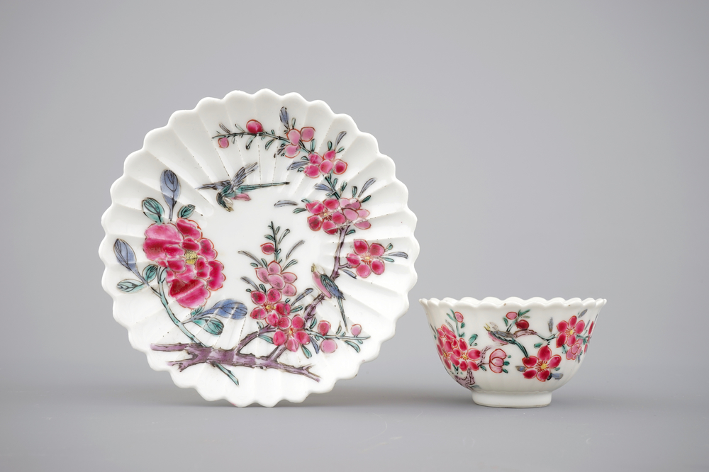 Une tasse et soucoupe en porcelaine de Chine famille rose aux oiseaux entre fleurs, 18&egrave;me
