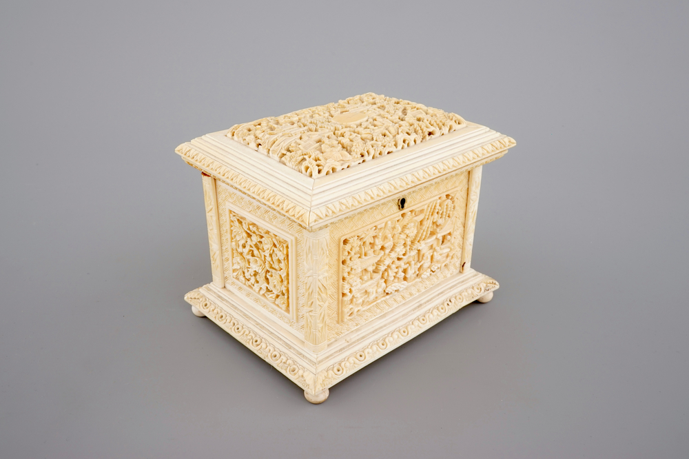 A fine Chinese carved ivory casket, Canton, 19th C.