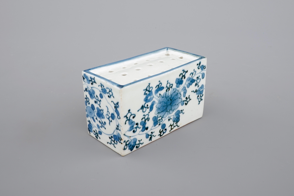 Une saupoudreuse &agrave; sable en porcelaine de Japon, bleu et blanc, Arita, 17/18&egrave;me