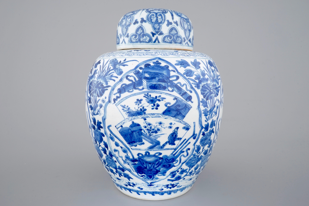 Een blauw-witte Chinees porseleinen gemberpot met deksel, Kangxi, ca. 1700