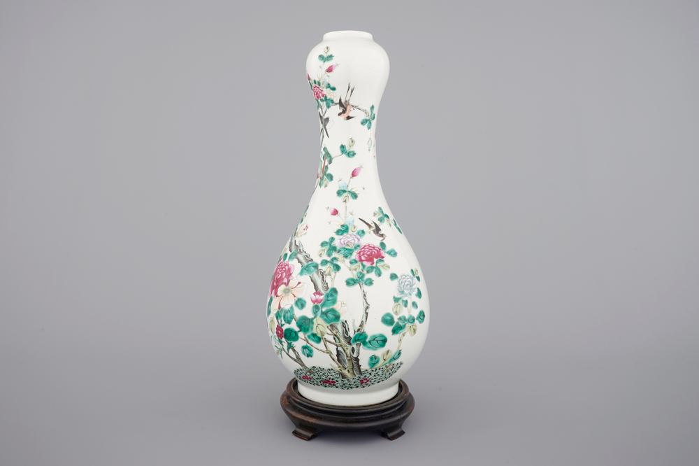 A Chinese famille rose pear-shaped bottle vase with a parrot on a branch, 19th C.