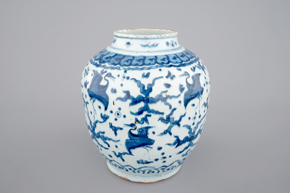 Een blauw-witte Chinese vaas met &quot;Honderd kraanvogels&quot; motief, Ming Dynastie