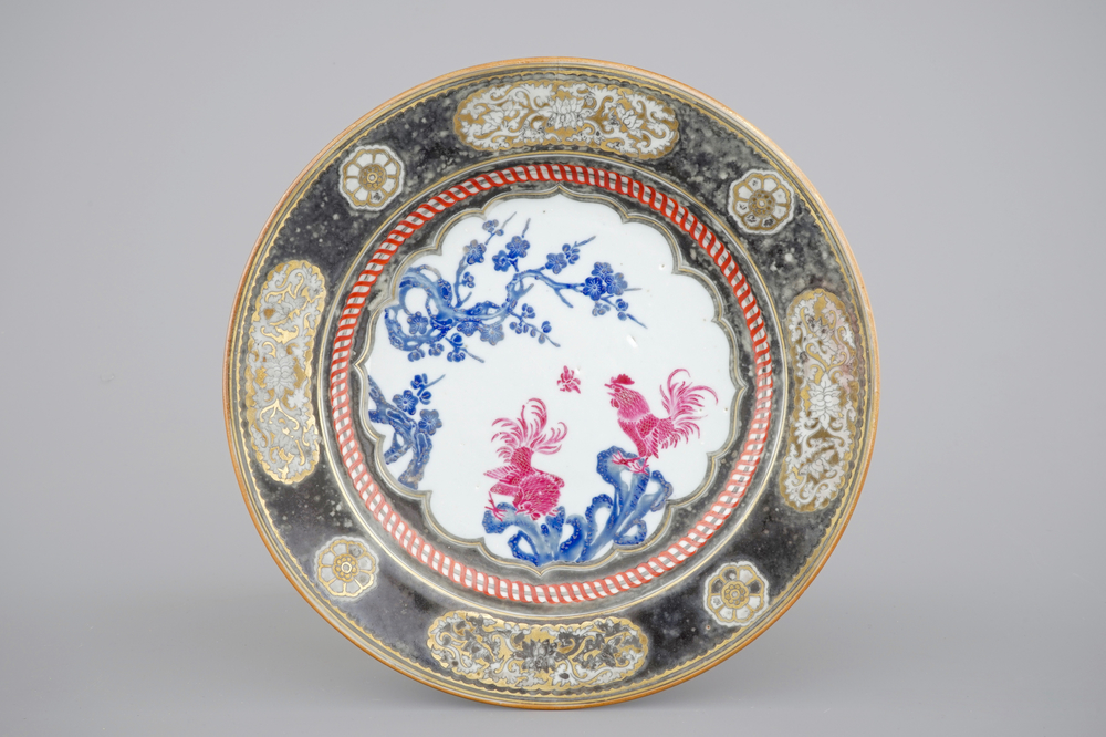 Een Chinees export porseleinen bord met een haan en met pseudo-zilveren rand, Yongzheng, 1722-1735