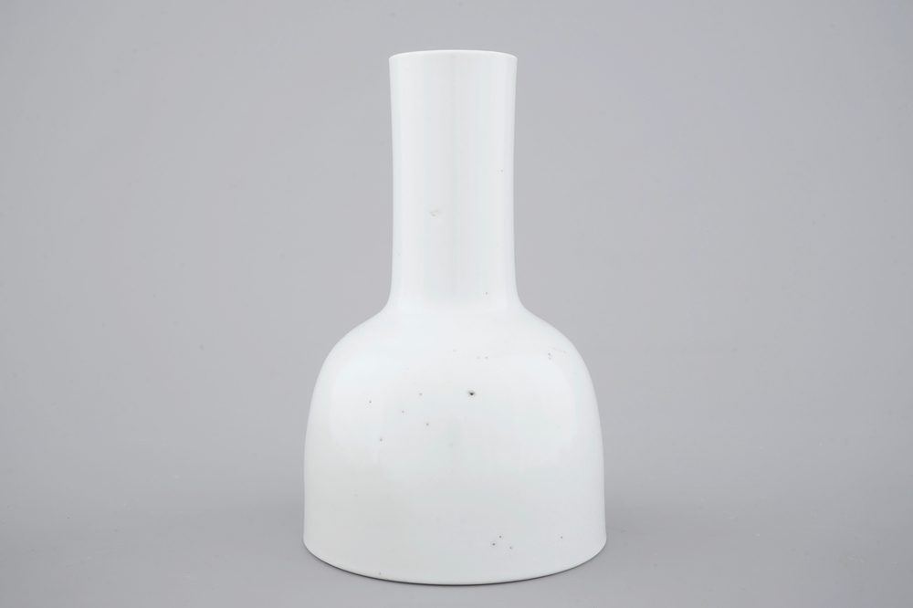 Un vase en porcelaine de Chine blanc monochrome, 18/19&egrave;me