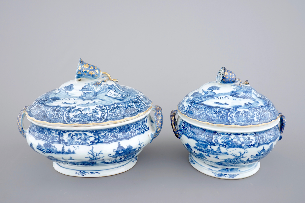 Twee Chinese vergulde en blauw-witte exportporseleinen terrines, Qianlong, 18e eeuw