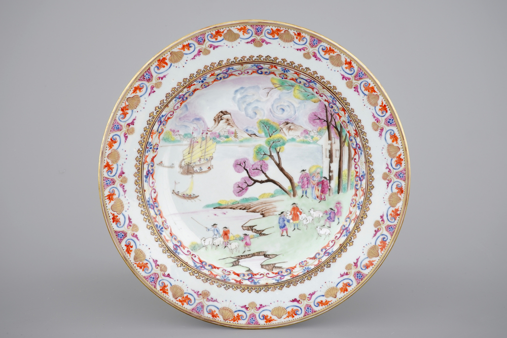 Een zeldzaam Chinees export porseleinen bord met een marine zicht, 18e eeuw