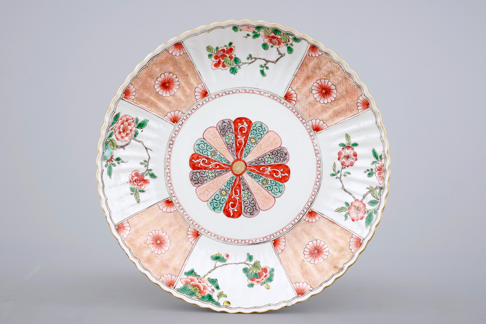 Un plat en porcelaine de Chine verte-imari, Kangxi, ca. 1700