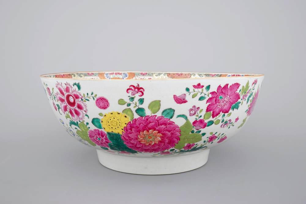 Een uitzonderlijk grote Chinese famille rose kom met floraal decor, Qianlong, 18e eeuw