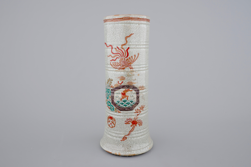 Un vase chinois cylindrique en gr&egrave;s craquel&eacute;, 19&egrave;me